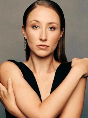 Эрин Доэрти в роли Мэри Карр